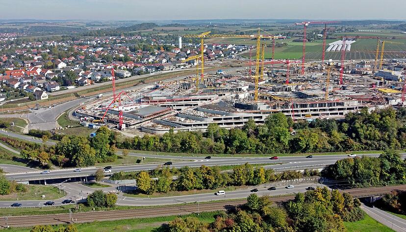 Um den Anschluss der Kreisstra&szlig;en an die B27 am Schwarz-Campus in Bad Friedrichshall zu optimieren, ist ein gro&szlig;fl&auml;chiger Umbau notwendig.
Foto: Ralf Seidel