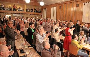 Das Publikum in der brechend vollen TG-Halle tobt am Freitag bei der Premiere des Theaterst&uuml;cks.
Fotos: Tamara Ludwig