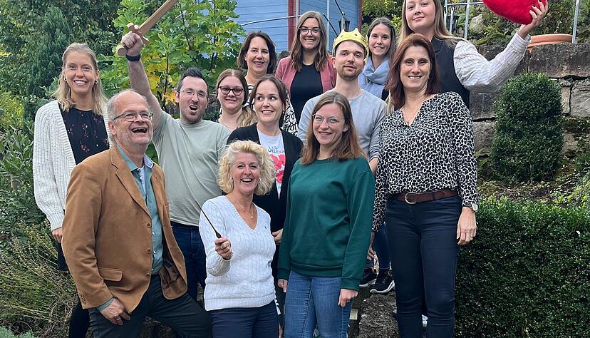 Trainer Matthias Stolla (hier mit Ausbildern von W&uuml;rth Elektronik eiSos)  ist in zahlreichen Unternehmen in der Region aktiv.