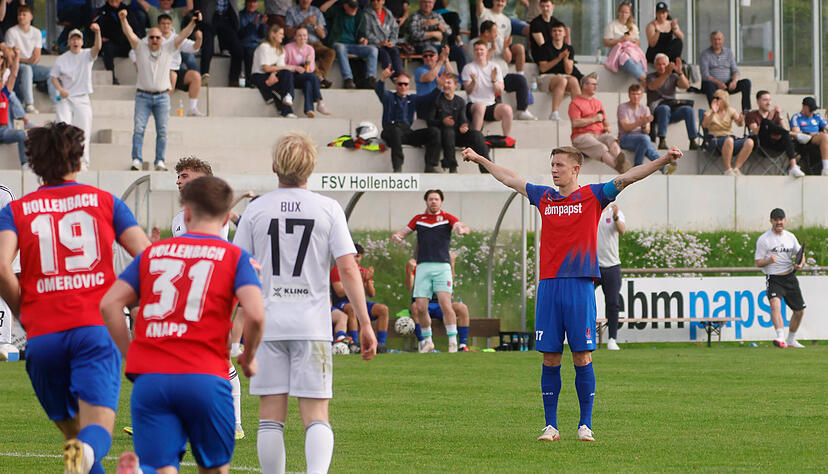Hollenbachs Kapit&auml;n Sebastian Schiek jubelt &uuml;ber seinen Ausgleichstreffer beim 2:1-Sieg gegen den TSV Essingen.