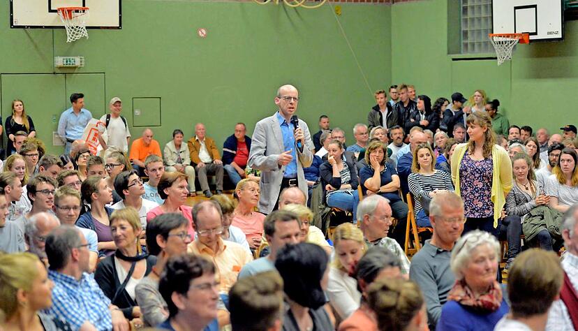 Groß war das Interesse der Bürger an dem Flüchtlingswohnheim, das in den Räumen des ehemaligen Möbelhauses Veigel an der Mönchseestraße entsteht und ab Herbst belegt wird. Viele äußerten Ängste, sehr viele wollen sich engagieren.Foto: Mario Berger Groß war das Interesse der Bürger an dem Flüchtlingswohnheim, das in den Räumen des ehemaligen Möbelhauses Veigel an der Mönchseestraße entsteht und ab Herbst belegt wird. Viele äußerten Ängste, sehr viele wollen sich engagieren.Foto: Mario Berger