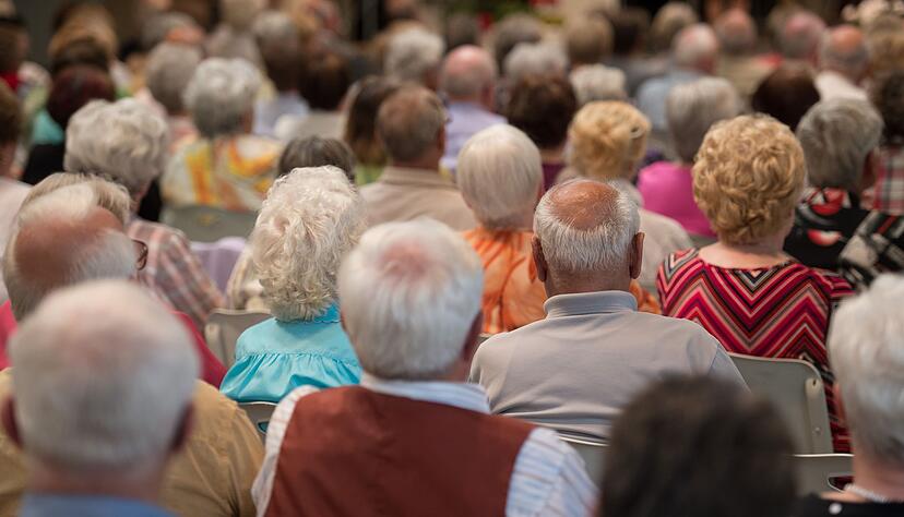 Seniorinnen und Senioren - der Bundestag lieferte sich einen Schlagabtausch &uuml;ber die Rente.