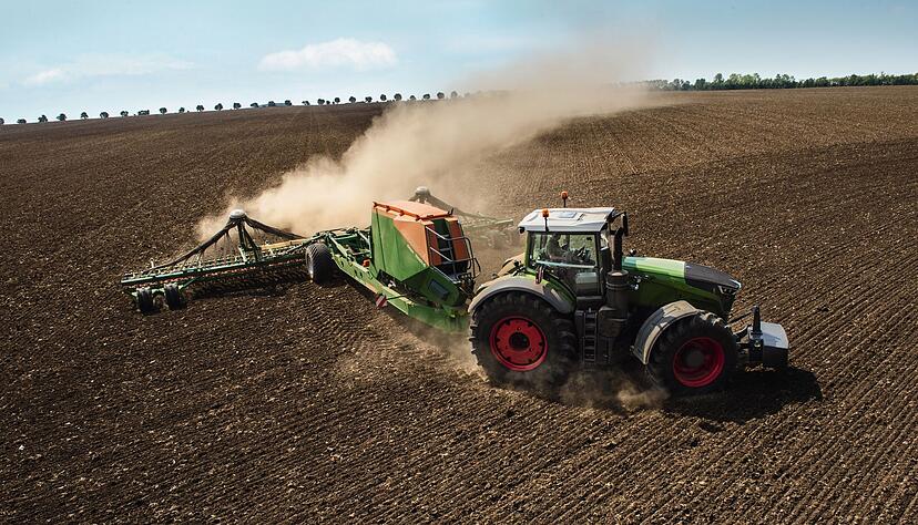 Rustikaler Job: Aber nicht täuschen lassen - im Fendt Vario 1050 Traktor hilft modernste Taktik bei der Feldarbeit. Rustikaler Job: Aber nicht täuschen lassen - im Fendt Vario 1050 Traktor hilft modernste Taktik bei der Feldarbeit.