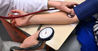 Sollte pro Arztbesuch eine Geb&uuml;hr verlangt werden? Das fordert der Chef der Kassen&auml;rzte Andreas Gassen. Die Idee st&ouml;&szlig;t auf Zustimmung und Kritik.