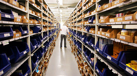 Blick in das Medikamentenlager der größten europäischen Versandapotheke DocMorris in Heerlen (Archivfoto: dpa). Ralf Däinghaus gründete im grenznahen Holland bei Aachen die Versandapotheke und verkauft deutsche Medikamente nach Deutschland. Blick in das Medikamentenlager der größten europäischen Versandapotheke DocMorris in Heerlen (Archivfoto: dpa). Ralf Däinghaus gründete im grenznahen Holland bei Aachen die Versandapotheke und verkauft deutsche Medikamente nach Deutschland.