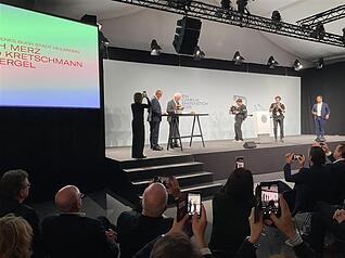 Bundeskanzler Friedrich Merz und Ministerpräsident Winfried Kretschmann tragen sich in das goldene Buch der Stadt Heilbronn ein.