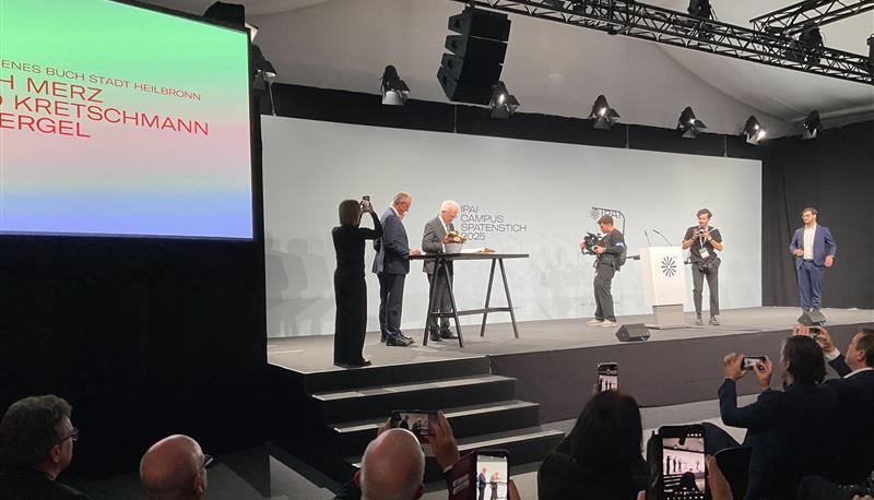 Bundeskanzler Friedrich Merz und Ministerpräsident Winfried Kretschmann tragen sich in das goldene Buch der Stadt Heilbronn ein. Bundeskanzler Friedrich Merz und Ministerpräsident Winfried Kretschmann tragen sich in das goldene Buch der Stadt Heilbronn ein.