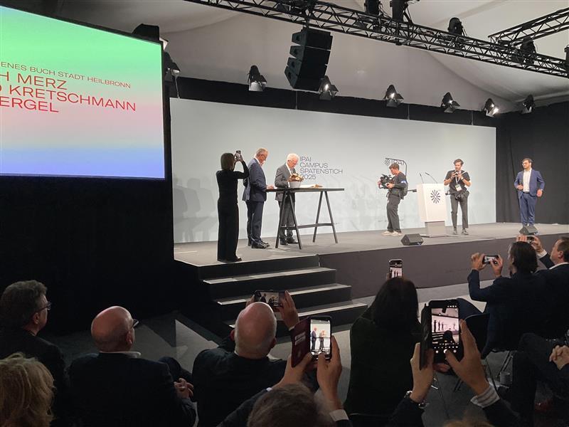 Bundeskanzler Friedrich Merz und Ministerpräsident Winfried Kretschmann tragen sich in das goldene Buch der Stadt Heilbronn ein.