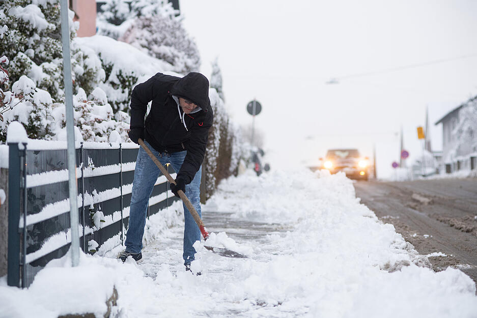 Während auf den Straßen die Räum- und Streufahrzeuge unterwegs sind, müssen Anwohner bei den Gehwegen selbst Hand anlegen. Während auf den Straßen die Räum- und Streufahrzeuge unterwegs sind, müssen Anwohner bei den Gehwegen selbst Hand anlegen.