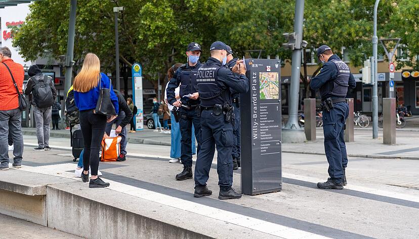 Die Kontrolle der Maskenpflicht durch die Polizei unter anderem auf dem Bahnhofsvorplatz in Heilbronn hat zahlreiche Verstöße zutage gefördert.
Foto: Mario Berger