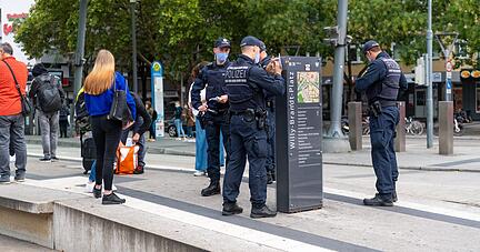 Die Kontrolle der Maskenpflicht durch die Polizei unter anderem auf dem Bahnhofsvorplatz in Heilbronn hat zahlreiche Verstöße zutage gefördert.
Foto: Mario Berger