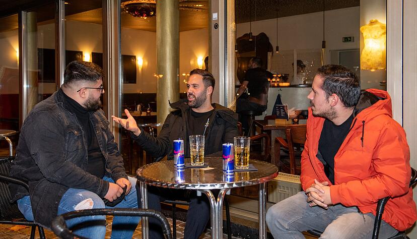 Vorm Hartmans sitzen (von links) Gökhan , Sedat und Fatih. Die drei Freunde trinken keinen Alkohol und fühlen sich kaum von der Sperrstunde beeinträchtigt. Vorm Hartmans sitzen (von links) Gökhan , Sedat und Fatih. Die drei Freunde trinken keinen Alkohol und fühlen sich kaum von der Sperrstunde beeinträchtigt.