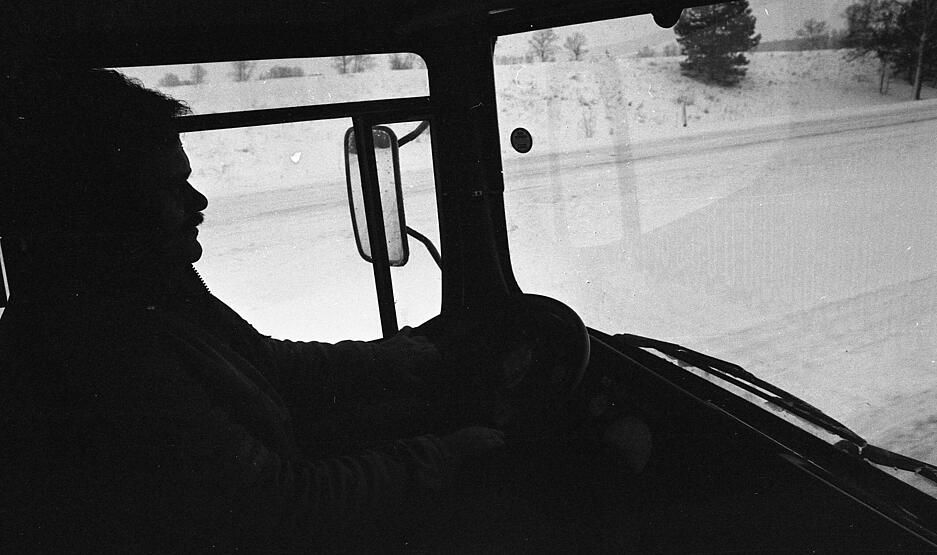 Der Fahrer des Lastwagens mit Hilfsg&uuml;tern muss konzentriert fahren. Als Reisedauer von Heilbronn &uuml;ber die Tschechoslowakei in die s&uuml;dpolnische Stadt Kattowitz sind 22 Stunden geplant.  Aufnahme von Dezember 1981.