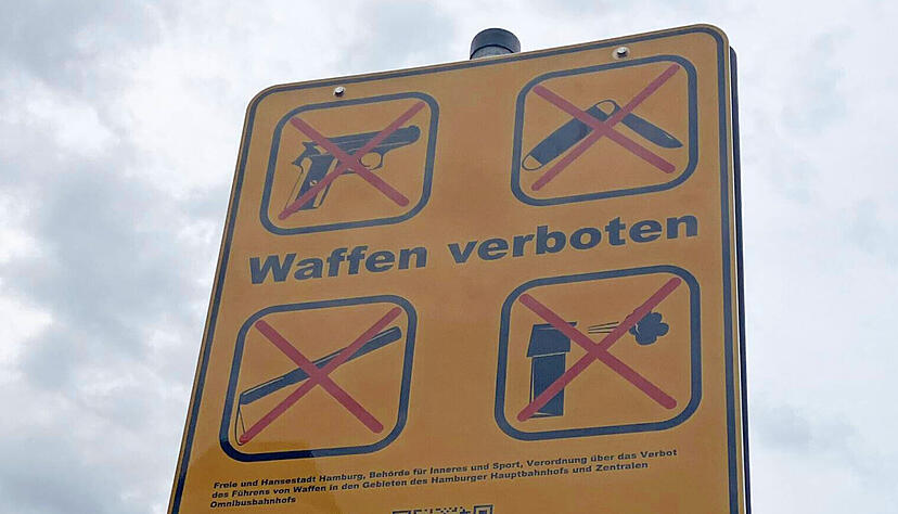 Hinweisschild zum Waffenverbot in Hamburg: In Heilbronn wird am Donnerstag eine solche Verbotszone eingerichtet.