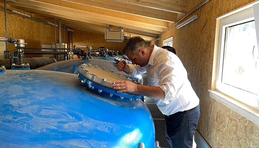 Bürgermeister Andreas Vierling schaut in den Filterbehälter der Schwimmbadtechnik. Bürgermeister Andreas Vierling schaut in den Filterbehälter der Schwimmbadtechnik.