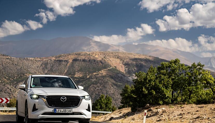 Ambitionen auf die Oberklasse: Mit einer L&auml;nge von 4,75 Metern, starken Antriebsvarianten und gehobener Ausstattung macht Mazda den CX-60 zu seinem neuen Flaggschiff.