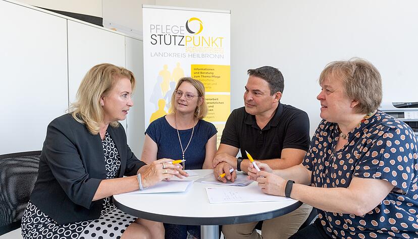 Bieten in Sachen Planung und Beratung der Pflege im Landkreis Heilbronn Hilfe an (v.l.): Marion Rathgeber-Roth, Simone Hofmann, Stefan Vesely, Iris Braun.
Foto: Mario Berger