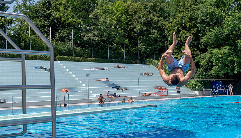 Die Bauarbeiten finden nahe des Sprungbeckens statt.