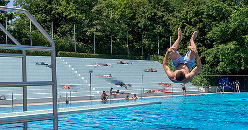Die Bauarbeiten finden nahe des Sprungbeckens statt.