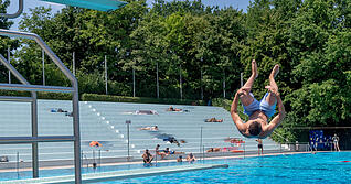 Bei hohen Temperaturen suchen viele Heilbronner Abk&uuml;hlung in den hiesigen Freib&auml;dern.