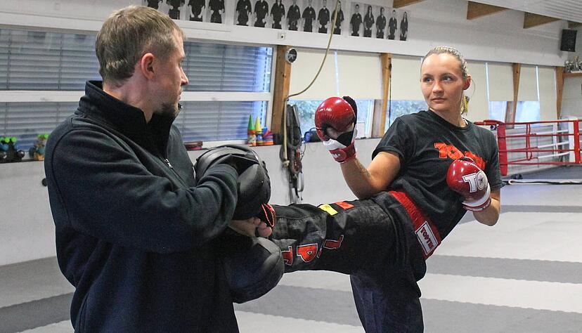 Stefanie Megerle und Bundestrainer Timmy Sarantoudis trainieren vor der WM in Abu Dhabi im Studio in Niedernhall.