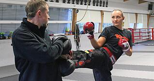 Stefanie Megerle und Bundestrainer Timmy Sarantoudis trainieren vor der WM in Abu Dhabi im Studio in Niedernhall.