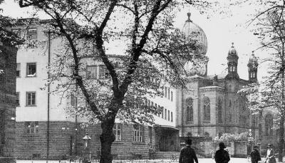 Straßenszene zu Beginn der 30er Jahre. Die Heilbronner Allee wird baulich von der im maurischen Stil gehaltenen Synagoge dominiert.
(Fotos: Stadtarchiv Heilbronn) Straßenszene zu Beginn der 30er Jahre. Die Heilbronner Allee wird baulich von der im maurischen Stil gehaltenen Synagoge dominiert.
(Fotos: Stadtarchiv Heilbronn)