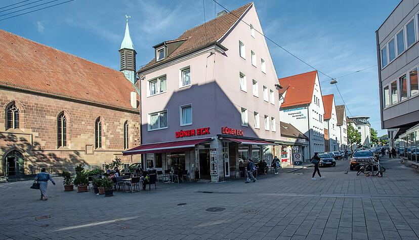 An der Schellengasse hat sich die Stadt das Vorkaufsrecht für vier Häuser gesichert. Zwei davon gehören der Diakonie, die sie weiter nutzt.
Foto: Andreas Veigel An der Schellengasse hat sich die Stadt das Vorkaufsrecht für vier Häuser gesichert. Zwei davon gehören der Diakonie, die sie weiter nutzt.
Foto: Andreas Veigel