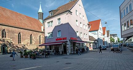 An der Schellengasse hat sich die Stadt das Vorkaufsrecht für vier Häuser gesichert. Zwei davon gehören der Diakonie, die sie weiter nutzt.
Foto: Andreas Veigel