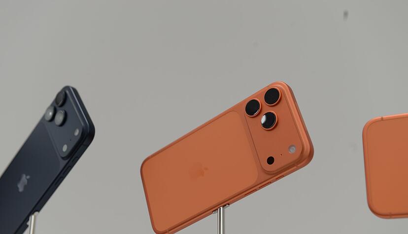 Farbig statt dezent: Apples iPhone 17 Pro und Pro Max gibt es künftig auch in Dunkelblau und Orange.