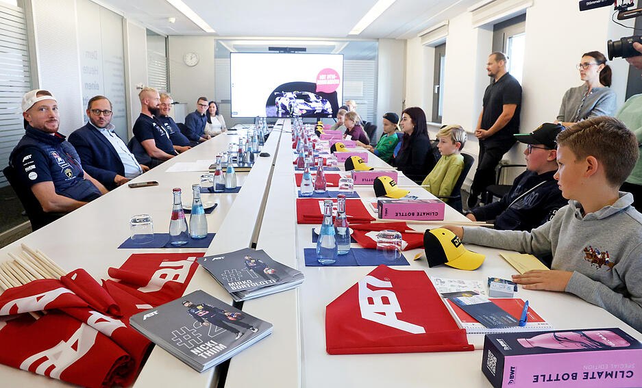 DTM-Fahrer befragt: Nachwuchs-Reporter bei der Kinder-Pressekonferenz der Heilbronner Stimme.