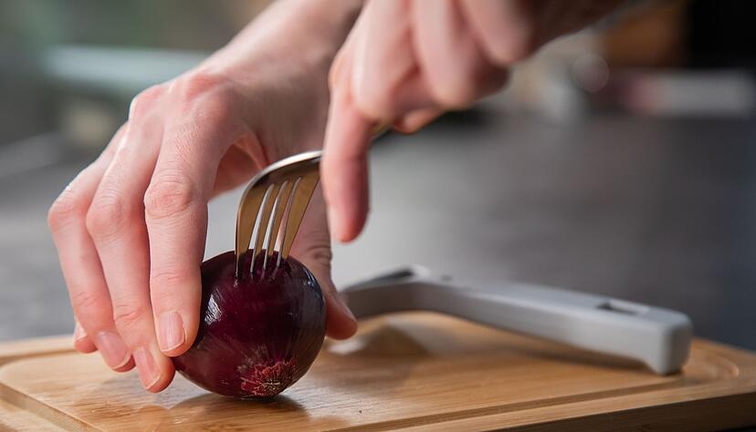 Schritt 1: Gabel in die Zwiebel stechen.