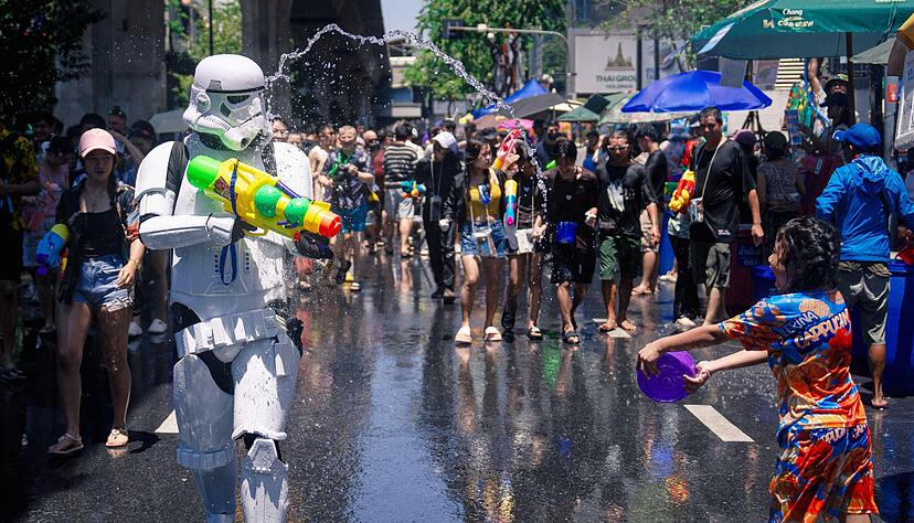 Die wilden Wasserschlachten dauern mehrere Tage.