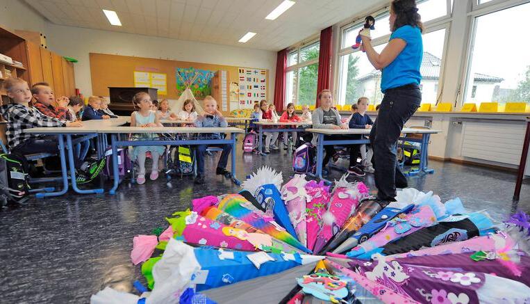 Die erste Schulstunde. Die Schultüten liegen vor der Tafel. Die Klasse 1a ist ganz Ohr, als sich der kleine Indianer auf Christine Hennings Hand vorstellt.
Foto: Dennis Mugler