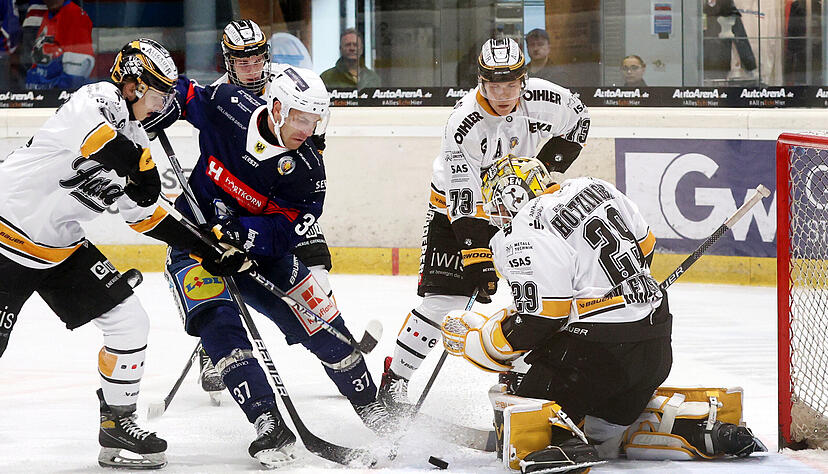 Fr&eacute;d&eacute;rik Cabana (2. v. links) wei&szlig; mit all seiner Erfahrung genau, wo ein Rebound hinspringt &ndash; und ist immer zur Stelle, wenn ein Torh&uuml;ter einen Schuss nicht festhalten kann. In den Playoffs geht es nun gegen Duisburg.