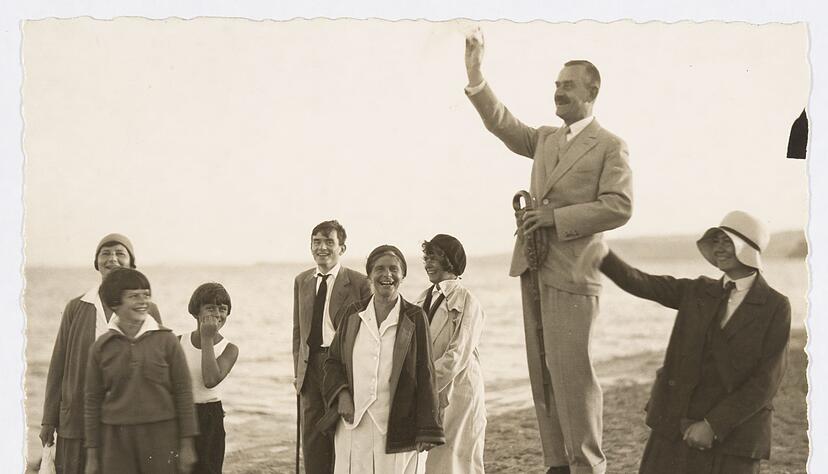 Thomas Mann gestikulierend am Strand, unter anderem neben Ilse Dernburg, Elisabeth Mann, Michael Mann, Golo Mann, Katia Mann und Monika Mann. (Archivbild)