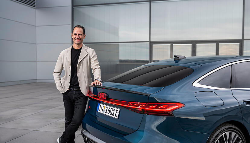 Audis Vertriebs- und Marketingvorstand Marco Schubert am vollelektrischen S6 Sportback E-tron. 2026 bringt der Autobauer einen Einstiegsstromer.