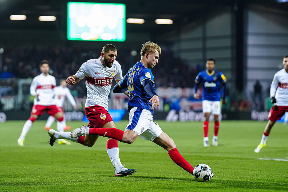 Jeff Chabot: Der Abwehrchef wurde einmal &uuml;berrannt, lernte aber schnell daraus und passte sein Stellungsspiel an. Die Abwehr hielt er zusammen und lie&szlig; nicht viel zu. Sah in der 80. Minute nicht gut aus. Fehlpass, getunnelt und Gro&szlig;chance Kiel. Note: 3,5