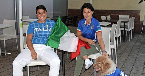 Bei so viel Unterstützung konnte doch gar nichts schief gehen: Nella de Simone, Giovanna de Simone und Hund Ace − an diesem Abend Balotelli.
Foto: Stefanie Jani Bei so viel Unterstützung konnte doch gar nichts schief gehen: Nella de Simone, Giovanna de Simone und Hund Ace − an diesem Abend Balotelli.
Foto: Stefanie Jani