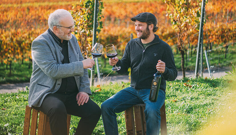 Die beiden Väter des Heilbronner Bürgerweins, Arne Maier (links) und Tobias Heinrich, stoßen auf ihre gemeinsam komponierte Cuvée an. Foto: HMG