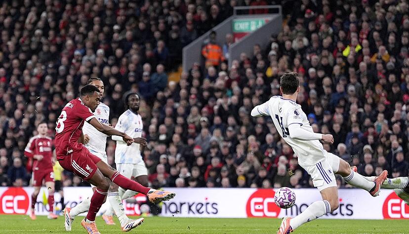 Ryan Gravenberch (l) trifft für den FC Liverpool zum erlösenden 2:0. Ryan Gravenberch (l) trifft für den FC Liverpool zum erlösenden 2:0.