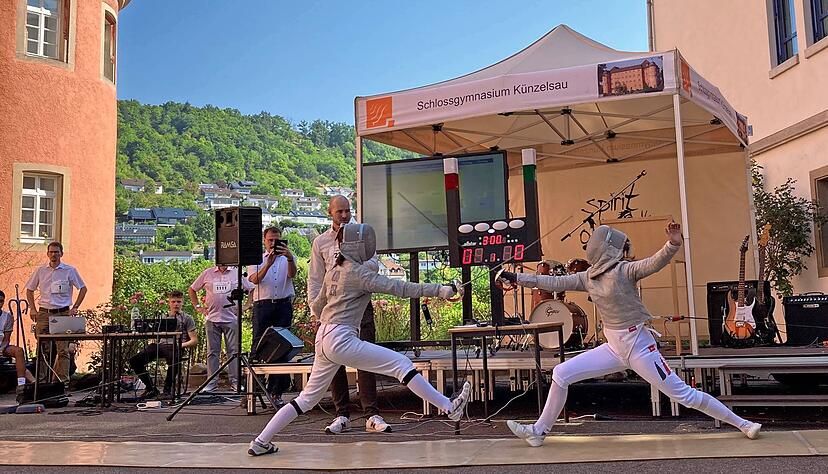 Jana Kus (links) und Dorothea Schlaffer zeigen einige Angriffssituationen aus dem Säbelfechten. Schach mit Formel1-Geschwindigkeit nennt es Dominik Behr. Jana Kus (links) und Dorothea Schlaffer zeigen einige Angriffssituationen aus dem Säbelfechten. Schach mit Formel1-Geschwindigkeit nennt es Dominik Behr.