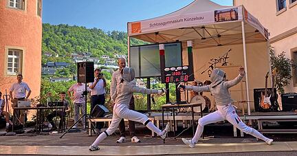 Jana Kus (links) und Dorothea Schlaffer zeigen einige Angriffssituationen aus dem Säbelfechten. Schach mit Formel1-Geschwindigkeit nennt es Dominik Behr. Jana Kus (links) und Dorothea Schlaffer zeigen einige Angriffssituationen aus dem Säbelfechten. Schach mit Formel1-Geschwindigkeit nennt es Dominik Behr.
