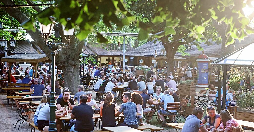 Der Foodcourt-Biergarten in Heilbronn neben dem Frankenstadion bietet viel Platz unter schattenspendenden B&auml;umen. (Archivbild