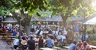 Der Foodcourt-Biergarten in Heilbronn neben dem Frankenstadion bietet viel Platz unter schattenspendenden B&auml;umen. (Archivbild