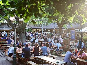 Der Foodcourt-Biergarten in Heilbronn neben dem Frankenstadion bietet viel Platz unter schattenspendenden B&auml;umen. (Archivbild