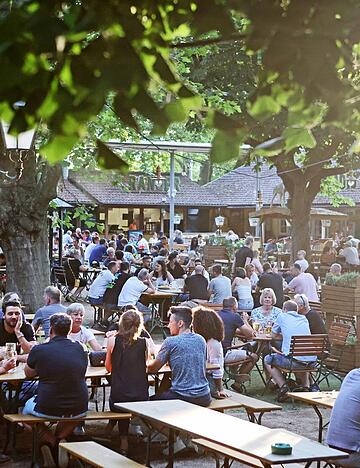 Der Foodcourt-Biergarten in Heilbronn neben dem Frankenstadion bietet viel Platz unter schattenspendenden B&auml;umen. (Archivbild