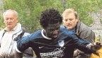 Steve Hiobi (rechts) machte das 1:0 im Schlagerspiel.Foto: Klaus Kr&uuml;ger