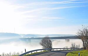 &Uuml;ber diesen Weg erreichen Autofahrer illegal die A 81 bei Widdern.Foto: Landauer