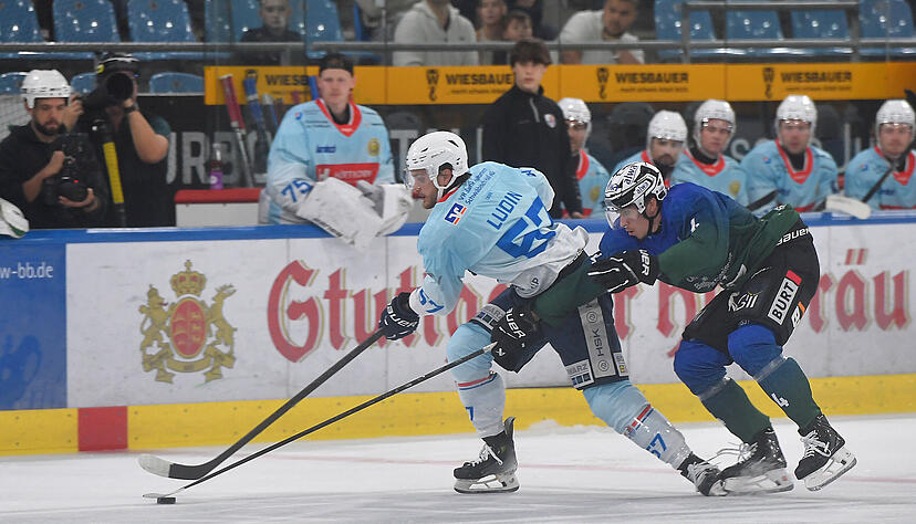 Luis Ludin (links) enteilt dem Bietigheimer Joshua Rust. Mit dem Puck in den eigenen Reihen kreierten die Falken viele gefährliche Situationen. Luis Ludin (links) enteilt dem Bietigheimer Joshua Rust. Mit dem Puck in den eigenen Reihen kreierten die Falken viele gefährliche Situationen.